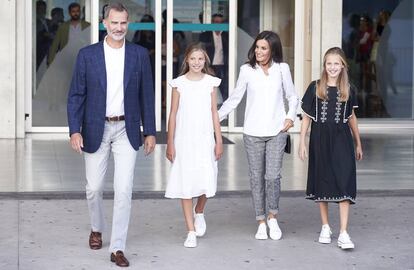 Los reyes Felipe y Letizia con sus hijas la infanta Sofía y la princesa Leonor, en la entrada de la clínica Quirón el pasado martes.