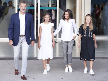 Los reyes Felipe y Letizia con sus hijas la infanta Sofía y la princesa Leonor, en la entrada de la clínica Quirón el pasado martes.