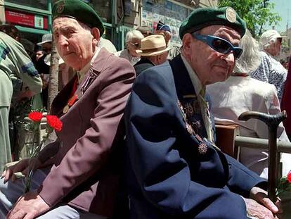 Dos judíos rusos veteranos de la II Guerra Mundial esperan el paso de un desfile de la victoria en Jerusalén.