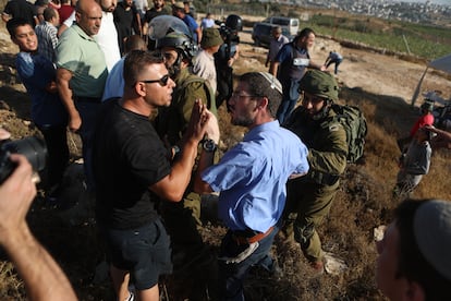 Las fuerzas israelíes intervienen en una manifestación de ciudadanos palestinos contra la confiscación de tierras de los colonos judíos en Hebrón, Cisjordania, en una imagen de archivo de agosto.