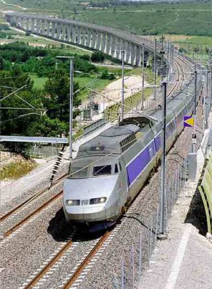 El TGV en un viaducto de la línea París-Marsella.
