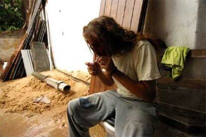 Un hombre consume <i>paco</i> en una barriada del Gran Buenos Aires.