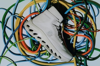 Una zapatilla de la última colaboración de On con la firma de lujo Loewe.