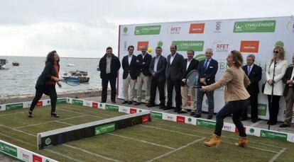 Gala León, a la derecha, juega sobre hierba durante la presentación del Torneo en Cádiz.