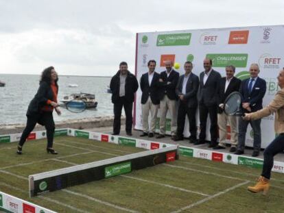 Gala León, a la derecha, juega sobre hierba durante la presentación del Torneo en Cádiz. 