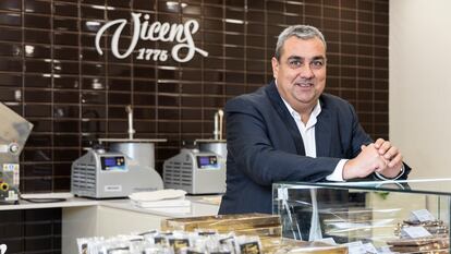 Ángel Velasco, propietario de Torrons Vicens, en la tienda del paseo del Prado de Madrid, el pasado miércoles.