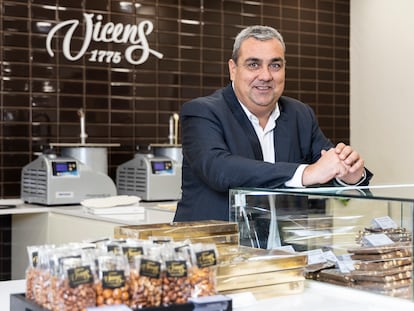 Ángel Velasco, propietario de Torrons Vicens, en la tienda del paseo del Prado de Madrid, el pasado miércoles.