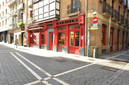 La vinoteca, vista desde la calle, con su característica fachada con predominio del rojo.