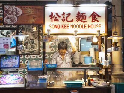 Puesto de 'street food' en el mercado de Lau Pa Sat, en Singapur.