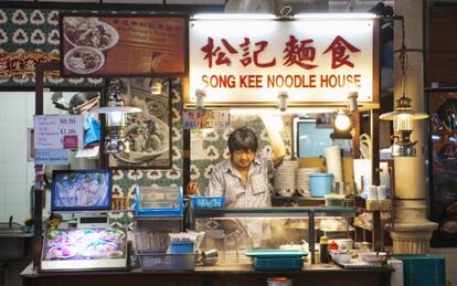 Puesto de 'street food' en el mercado de Lau Pa Sat, en Singapur.