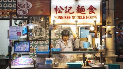 Puesto de 'street food' en el mercado de Lau Pa Sat, en Singapur.