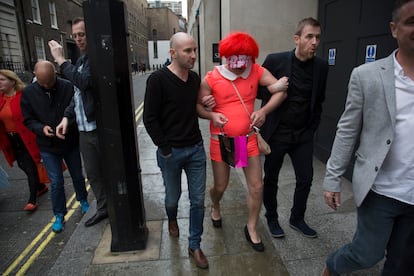Escena de una despedida de soltero en Londres, con el novio vestido con ropa de mujer.