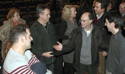 El alcalde, de Bildu, Julen Mendoza (a la derecha) y el portavoz del PP, Jos&eacute; Manuel Herzog (a su lado), en la clausura del ciclo de cine Construyendo, el pasado domingo, en Renter&iacute;a, con familiares de v&iacute;ctimas de ETA, y el exetarra Joxean Agirre (segundo por la izquierda).