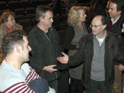 El alcalde, de Bildu, Julen Mendoza (a la derecha) y el portavoz del PP, José Manuel Herzog (a su lado), en la clausura del ciclo de cine Construyendo, el pasado domingo, en Rentería, con familiares de víctimas de ETA, y el exetarra Joxean Agirre (segundo por la izquierda).