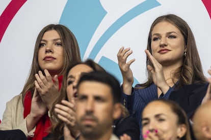 Leonor de Borbón y su hermana Sofía protagonizaron su primer viaje al extranjero en representación de la Corona en julio de 2022 a Brentford (Inglaterra). Precisamente, durante el transcurso de la Eurocopa femenina, en la que la selección española quedó eliminada en cuartos de final frente a Inglaterra. Antes de esta eliminación, ambas presenciaron el choque ante Dinamarca en el que el combinado nacional ganó por 0-1.