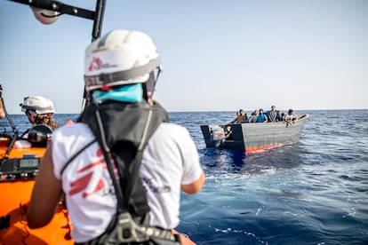 Un cayuco cerca de una embarcación de Médicos Sin Fronteras en el mar entre Italia y Libia el pasado 3 de agosto.