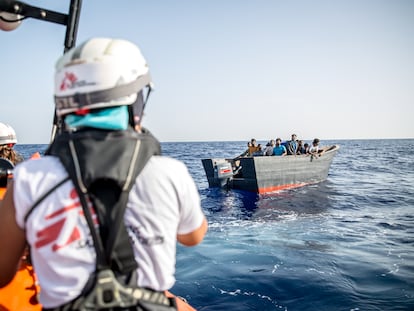 Un cayuco cerca de una embarcación de Médicos Sin Fronteras en el mar entre Italia y Libia el pasado 3 de agosto.