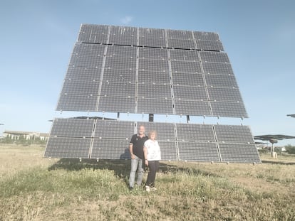 Jaume Pedrós y su mujer, Susi Caba, junto a las placas solares que instalaron en 2009 en Lleida. Ambos están afectados por el recorte a las primas a las renovables. Cedida por Jaume Pedrós