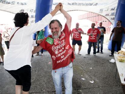 Empleados de la fábirica de Coca Cola en Fuenlabrada celebran la anulación de los despidos por parte de la Audiencia Nacional