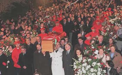 ETA asesina en Vitoria al dirigente socialista Fernando Buesa y a su escolta de la Ertzaintza, Jorge Díez Elorza, al activar a su paso por el campus universitario de la capital vasca una furgoneta cargada con más de 20 kilos de explosivos. (Alfredo Aldai)