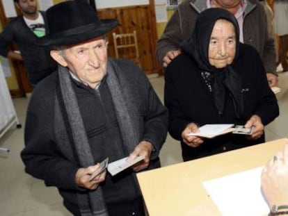 Antonia Patino, de 103 años, y José Pascua, de 102, cuando votaban en 2011 en el municipio salmantino de Hinojosa de Duero.