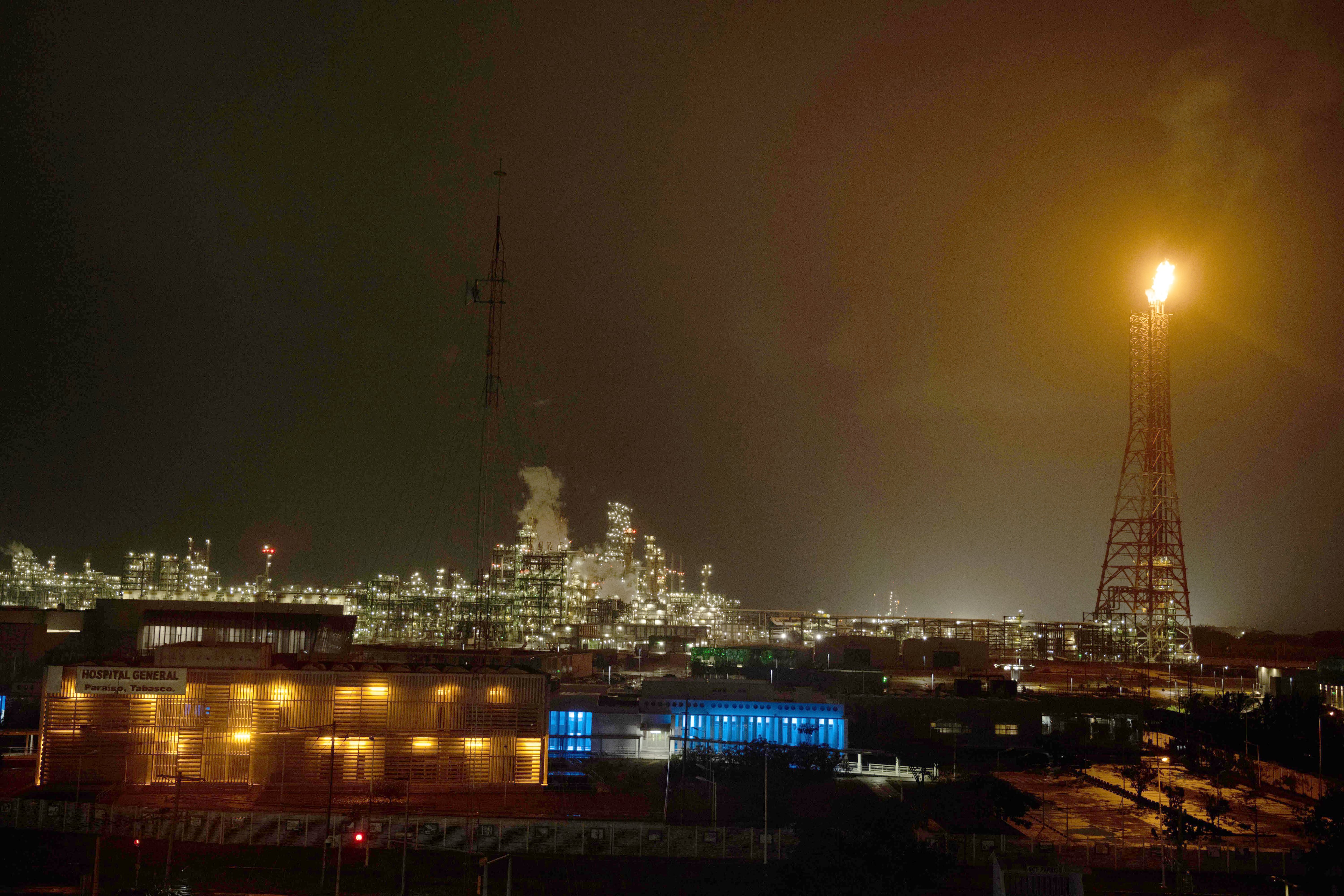 El incendio de Dos Bocas resucita los fallos de la refinería insignia del sexenio de López Obrador