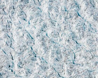 En la imagen, una capa de hielo que se mueve lentamente hacia el océano.
