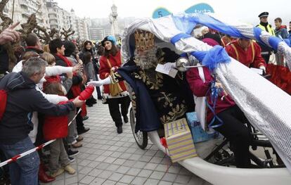 Uno de los desfiles de la cabalgata por las calles de Donostia.