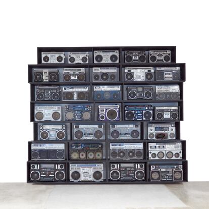 'The Wall of Boom', instalación de 32 radiocassettes de DJ Ross One.