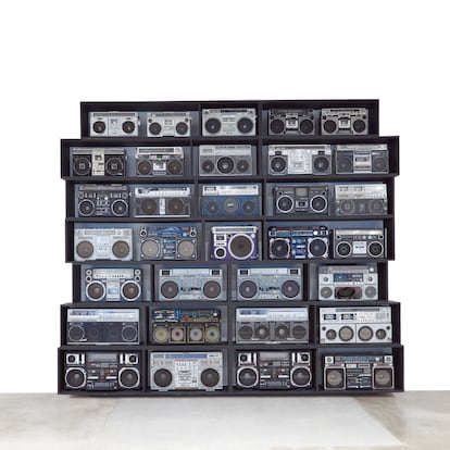 'The Wall of Boom', instalación de 32 radiocassettes de DJ Ross One.