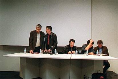 De izquierda a derecha, Florenci Guntín (artistas), Norbert Tomàs (fotógrafos), Arnal Ballester (diseñadores), Perico Pastor (VEGAP) y Javier Gutiérrez Vicén (Fundación Arte y Derecho).