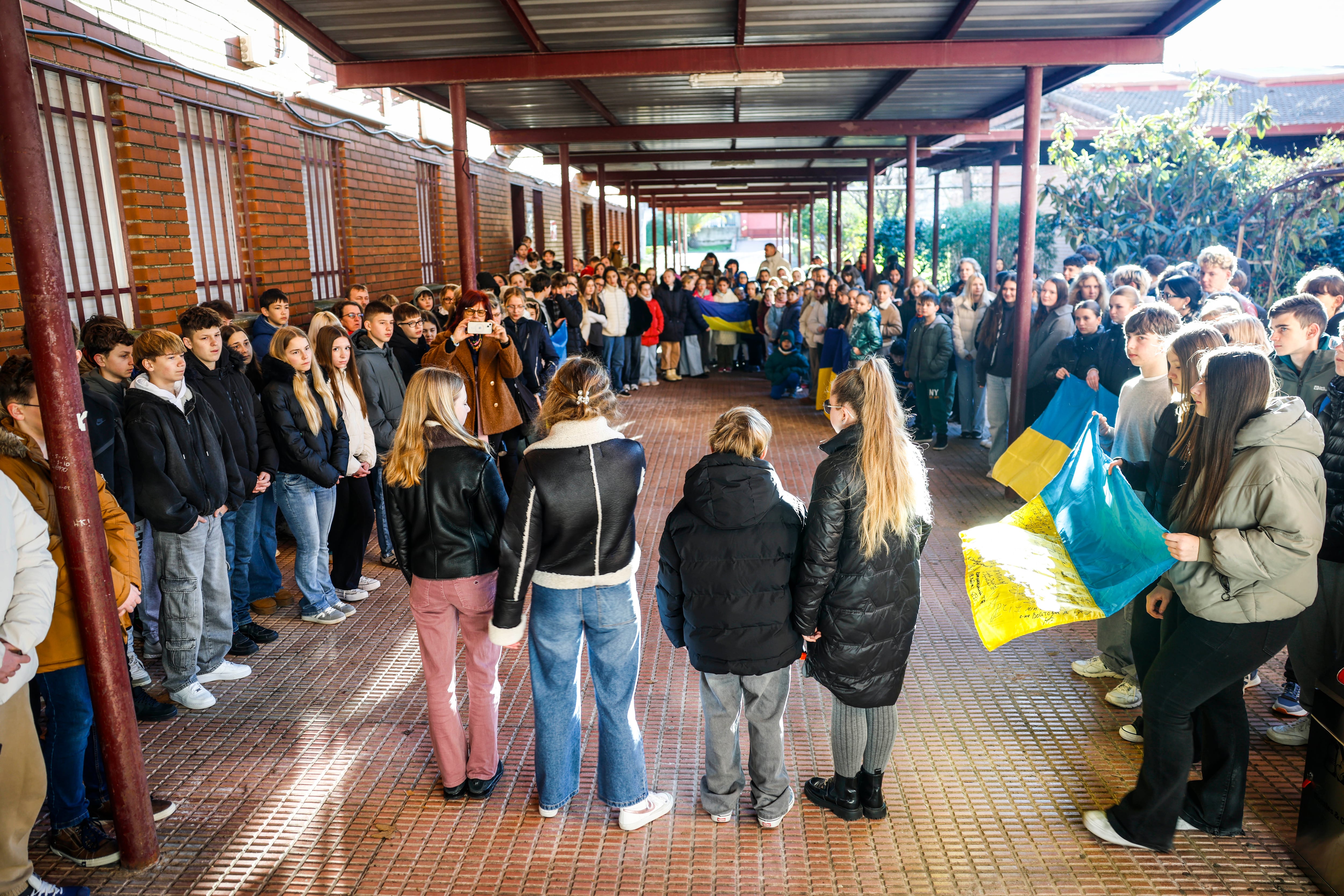 Los estudiantes del Centro Educativo Dyvosyit, en un acto conmemorativo por el cuarto aniversario de la invasión rusa a Ucrania.