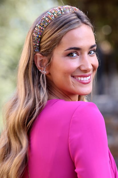 La 'influencer' María Pombo eligió una diadema de Zara para acudir a la boda de su hermana Marta, que se celebró a finales de septiembre.