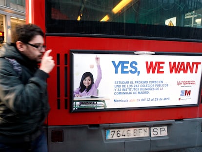 Campaña publicitaria en los autobuses de la EMT, que promociona los colegios bilingües de la Comunidad de Madrid, con el lema 'Yes we want'.