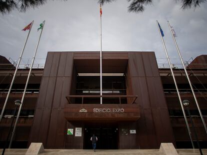 Edificio Expo, sede de la Joint Research Centre de la Unión Europea en Sevilla, que albergará el nuevo Centro Europeo para la Transparencia Algorítmica.