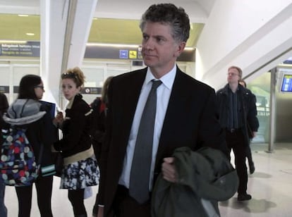 Jonathan Powell, ex jefe del gabinete de Tony Blair, a su llegada a Bilbao.