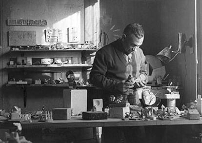 Jorge Oteiza en su estudio, en los años cincuenta, en una imagen del catálogo de la exposición del Museo del Chiado.