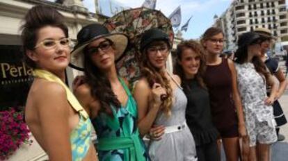 Iraia Oiartzabal (la cuarta por la izquierda) junto a las modelos que lucieron ayer sus diseños.