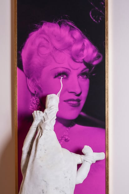 Detalle de una escultura de mármol de San Sebastián, copia de un original de Pierre Puget, adquirida por Vezzoli en una subasta. Como no le gustó demasiado, la puso de espaldas contra una de sus propias obras, que muestra a Mae West con un sombrero de Schiaparelli.