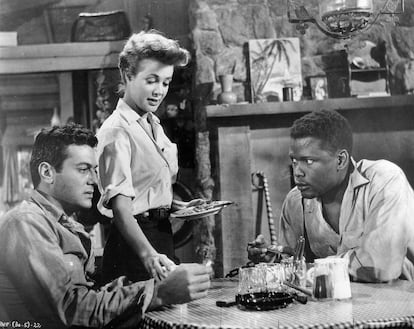 Los actores Cara Williams y Sidney Poitier junto a Tony Curtis, en una escena de la película rodada en 1958 "Fugitivos".