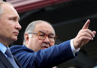 Russian businessman and founder of USM Holdings, Alisher Usmanov, points while speaking to Russian President Vladimir Putin, left, in Gubkin, Belgorod Region, Russia, July 14, 2017.