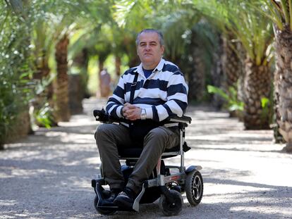 Jacinto Navarro, afectado por una enfermedad neurodegenerativa que han tardado 16 años en diagnosticar, en el huerto San Plácido de Elche este viernes.