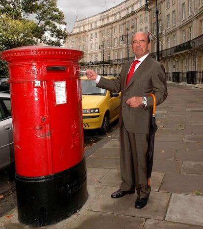 Emilio Botín, junto a un buzón de correos en Londres.