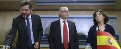 El ministro de Hacienda, Cristóbal Montoro, la vicepresidenta del Gobierno, Soraya Sáenz de Santamaría, y el secretario de Estado de Presupuestos, Alberto Nadal.