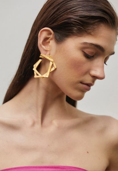 Las joyas de Mikana, fundada por Ana Ribó, están diseñadas en arcilla y trasladadas después a metal. Su fundadora se inspira en las formas orgánicas de

la naturaleza, en la belleza, las mujeres y el arte. Sus pendientes Lustro celebran sus cinco años de vida con su esencia artesana y original como mejor homenaje.

Comprar por 195 €