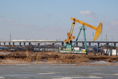 Instalaci&oacute;n de extracci&oacute;n de petr&oacute;leo en Daqing (China).