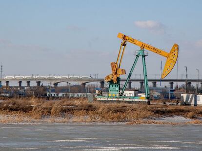 Instalaci&oacute;n de extracci&oacute;n de petr&oacute;leo en Daqing (China).