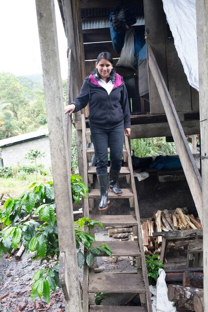 La tasa de fecundidad en Nicaragua es de 3,6 nacimientos, el doble de la media en América Latina y el Caribe. "Aquí en el campo, a los 14 años ya las muchachas se van con los muchachos, muchas se quedan embarazadas y ahí quedan truncados sus sueños. Viven siendo amas de casa y criando a sus hijos e hijas. Esa es, si no se cambia, la realidad que nos espera en lugares como este. Pocas chicas estudian, pocas tienen sueños de ser profesionales o de salir adelante", afirma Rosa Olivia Rizo Úbeda, secretaria de Aldea Global. <p>"Mi historia se inicia cuando mi papá decidió dejar una tierra a mi nombre y, claro, surgió la necesidad de trabajarla. No me gusta depender económicamente de nadie y me uní a Aldea Global en 2010, con 18. Fui la asociada más joven. (...) Los delegados de la zona me eligieron para que los representara. Como mujer, para mí esto es una oportunidad porque ahora tengo que promover el trabajo de las otras y romper la brecha para que ellas tengan sus propios ingresos".</p>