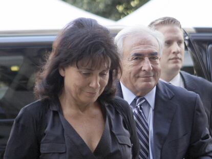 Dominique Strauss-Kahn y su esposa, Anne Sinclair, llegan al tribunal de Manhattan.