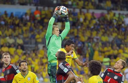 O goleiro alemão Manuel Neuer para a bola durante o jogo.